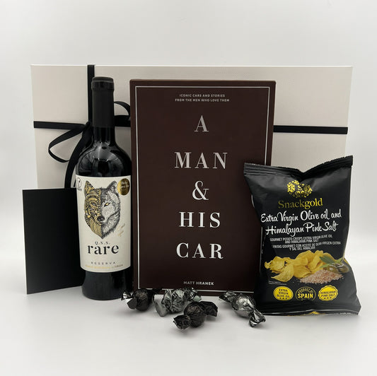 Boxen til mænd med vin og bogen om biler