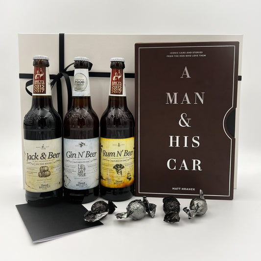 Boxen til mænd med øl og bogen og biler